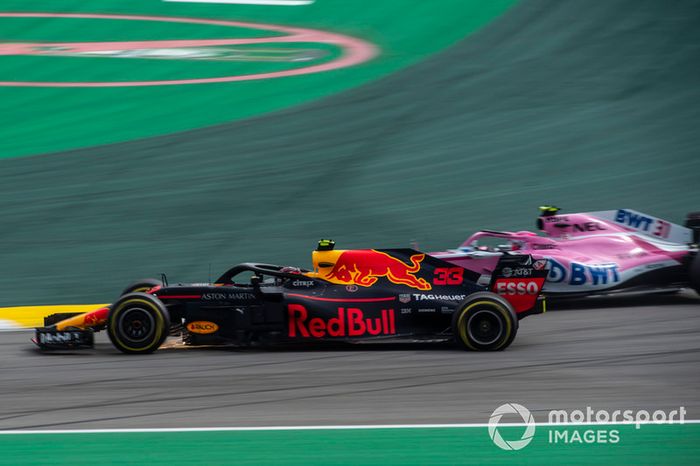 Max Verstappen, Red Bull Racing RB14 y Esteban Ocon, Force India VJM11