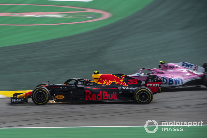 Le leader Max Verstappen, Red Bull Racing RB14 percute Esteban Ocon, Racing Point Force India VJM11