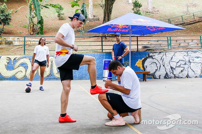 Max Verstappen y Daniel Ricciardo, Red Bull Racing juegan Futsal en Brasil