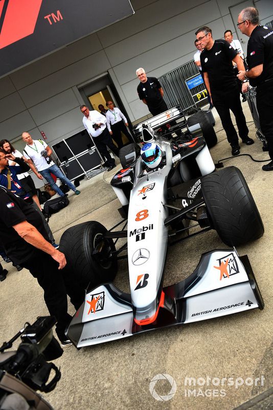 Mika Hakkinen, McLaren MP4-13 en Leyendas F1 30 Aniversario vuelta de Demostración