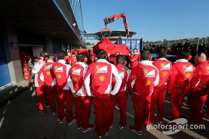 Kimi Raikkonen, Ferrari F14 T regresa al garaje después de haberse detenido en la pista