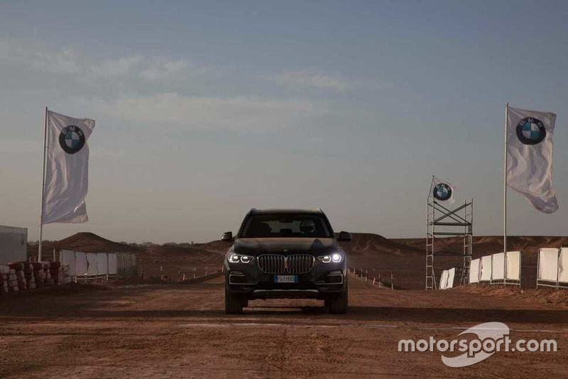BMW X5 sur le circuit de Monza recréé dans le désert