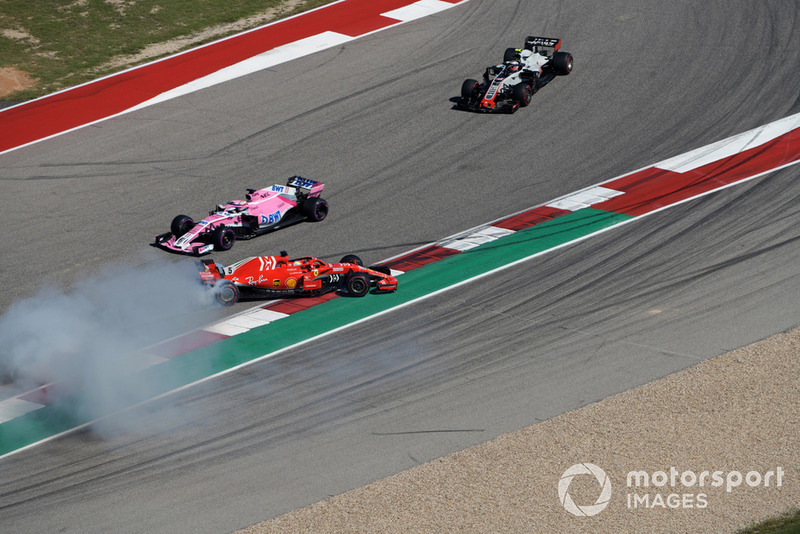Sebastian Vettel, Ferrari SF71H et Daniel Ricciardo, Red Bull Racing RB14 s'accrochent