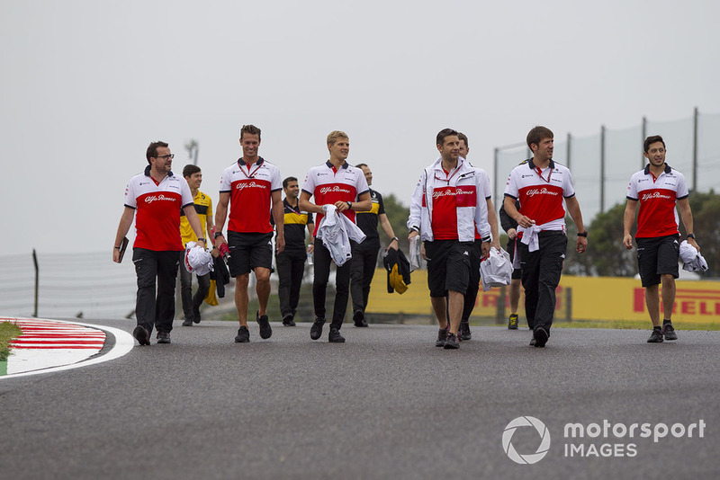 Marcus Ericsson, Sauber on track walk