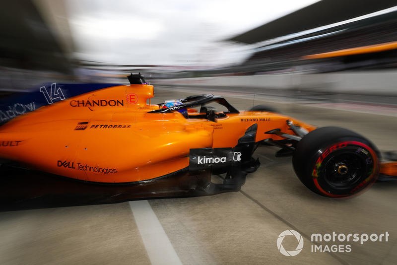 Fernando Alonso, McLaren MCL33, quitte le garage
