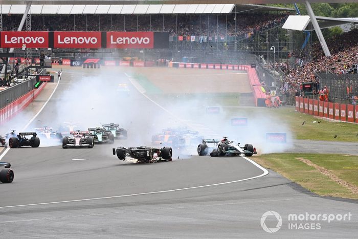 El accidente de Zhou Guanyu, Alfa Romeo C42, al inicio de la carrera