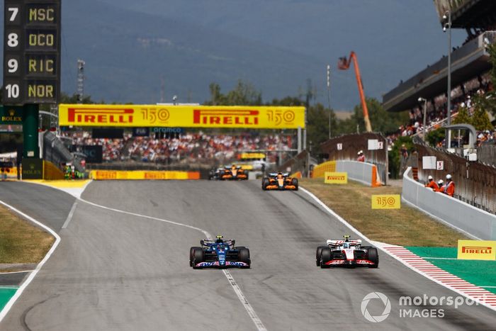 Esteban Ocon, Alpine A522, lucha con Mick Schumacher, Haas VF-22 