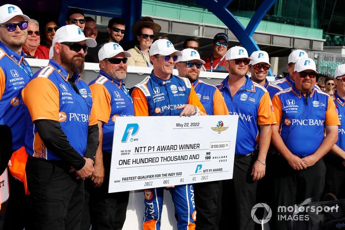 Scott Dixon, Chip Ganassi Racing Honda, celebra con su equipo la obtención de la Pole