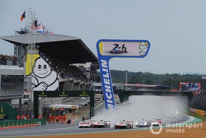 Inicio, #7 Toyota Gazoo Racing Toyota GR010 - Hybrid Hypercar, Mike Conway, Kamui Kobayashi, José María López ,  #8 Toyota Gazoo Racing Toyota GR010 - Hybrid Hypercar, Sebastien Buemi, Kazuki Nakajima, Brendon Hartley 