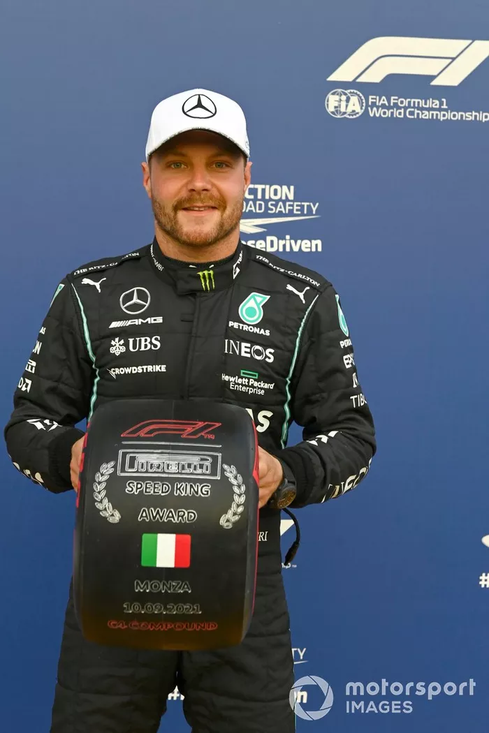 Ganador del primer puesto Valtteri Bottas, Mercedes, con el trofeo Pirelli Speed King