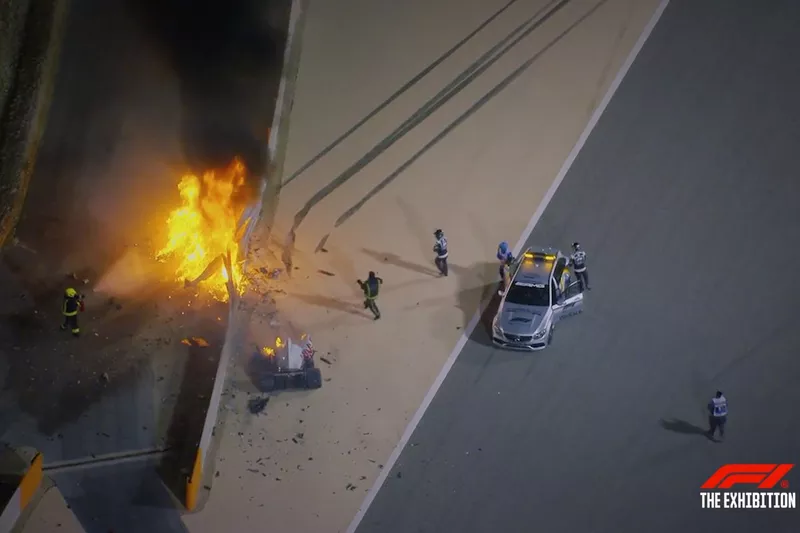 Exposition de la monoplace de Romain Grosjean après l'accident du GP de Bahreïn 2020