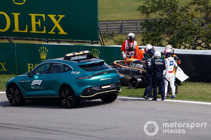 Kevin Magnussen, Haas F1 Team, y Daniel Ricciardo, McLaren, son revisados por el equipo médico tras el accidente