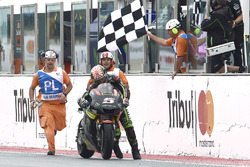 Johann Zarco, Monster Yamaha Tech 3, schiebt sein Bike ins Ziel