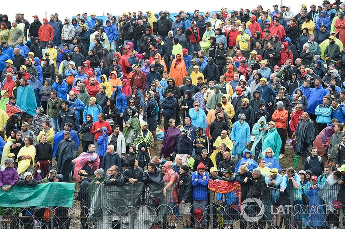 Mesmo com muita chuva e sem Valentino Rossi, os fãs compareceram à Riviera de Rimini para acompanhar o GP de San Marino.