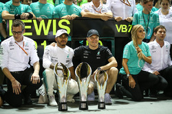 Race winner Lewis Hamilton, Mercedes AMG F1, third place Valtteri Bottas, Mercedes AMG F1 celebrate with the team