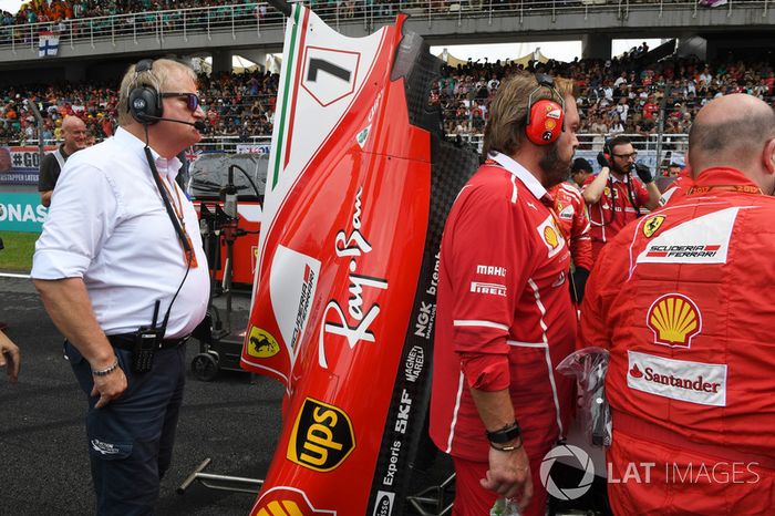 Jo Bauer, Delegato Tecnico FIA guarda i meccanici Ferrari attorno alla monoposto di Kimi Raikkonen, Ferrari SF70H