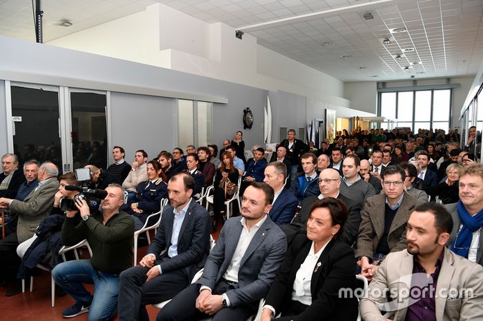 Los medios de comunicación e invitados en la presentación del Gresini Racing Team