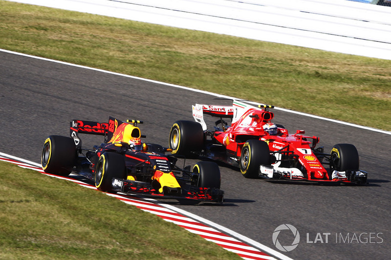 Max Verstappen, Red Bull Racing RB13, lotta con Kimi Raikkonen, Ferrari SF70H, dopo il suo pit stop