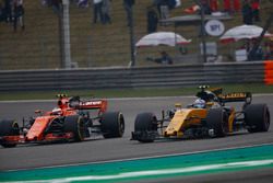 Jolyon Palmer, Renault Sport F1 Team RS17, pasa a Stoffel Vandoorne, McLaren MCL32