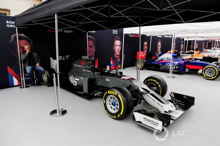 Haas F1 Team, Scuderia Toro Rosso, McLaren y Williams Fórmula 1 los coches bajo toldos preparados para la demostración de calle en Londres