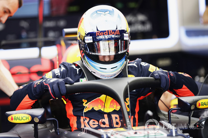 Daniel Ricciardo, Red Bull Racing RB13, steigt ins Auto mit Halo