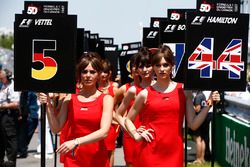 Chicas de la parrilla Sebastian Vettel, Ferrari, Lewis Hamilton, Mercedes AMG F1