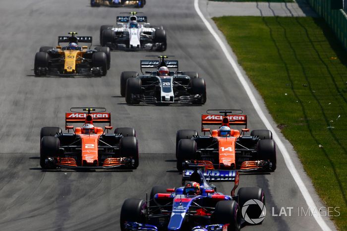 Daniil Kvyat, Scuderia Toro Rosso STR12, Stoffel Vandoorne, McLaren MCL32, Fernando Alonso, McLaren MCL32, Kevin Magnussen, Haas F1 Team VF-17 y Jolyon Palmer, Renault Sport F1 Team RS17