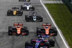 Daniil Kvyat, Scuderia Toro Rosso STR12, Stoffel Vandoorne, McLaren MCL32, Fernando Alonso, McLaren MCL32, Kevin Magnussen, Haas F1 Team VF-17 and Jolyon Palmer, Renault Sport F1 Team RS17
