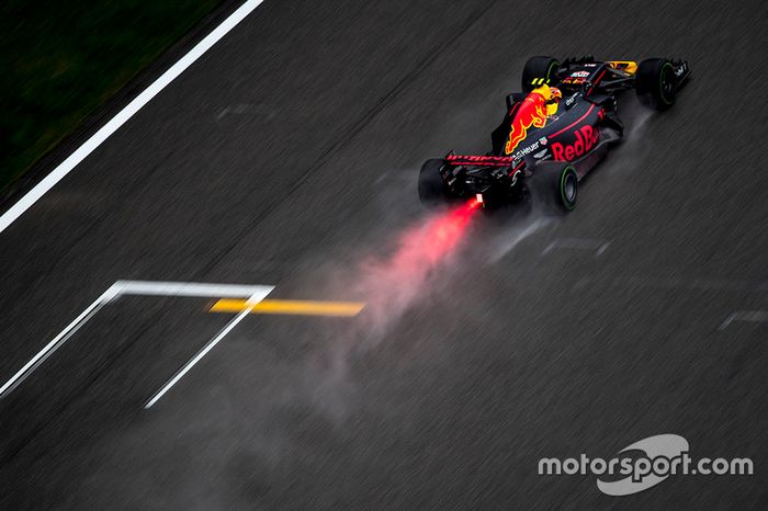 Na pista, Max Verstappen foi o  mais rápido no TL1, encurtado pela chuva intermitente e a forte neblina.