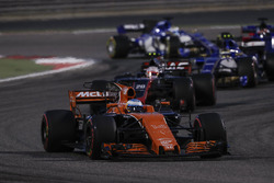 Temporada 2017 F1-bahrain-gp-2017-fernando-alonso-mclaren-mcl32-kevin-magnussen-haas-f1-team-vf-17