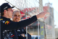 Гонщик Red Bull Racing Макс Ферстаппен и гоночный инженер команды Джанпьеро Ламбьязе
