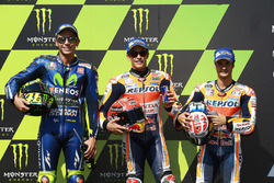 Ganador de la pole Marc Márquez, Repsol Honda Team, segundo Valentino Rossi, Yamaha Factory Racing,