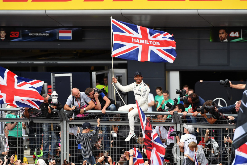 Race winner Lewis Hamilton, Mercedes AMG F1 celebrates with the fans