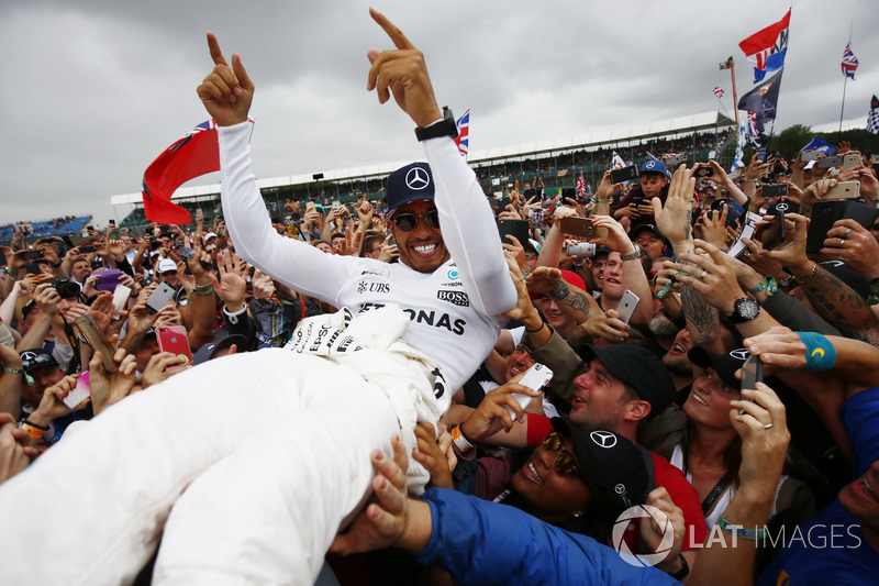 Ganador de la carrera Lewis Hamilton, Mercedes AMG F1, celebra la victoria con los aficionados