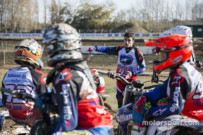 Marc Marquez con los participantes