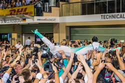 Segundo lugar y campeón del mundo 2016 de F1 Nico Rosberg, Mercedes AMG F1 celebra