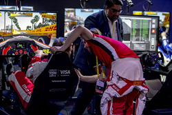 Nick Heidfeld félicite Olli Pahkala, Mahindra Racing
