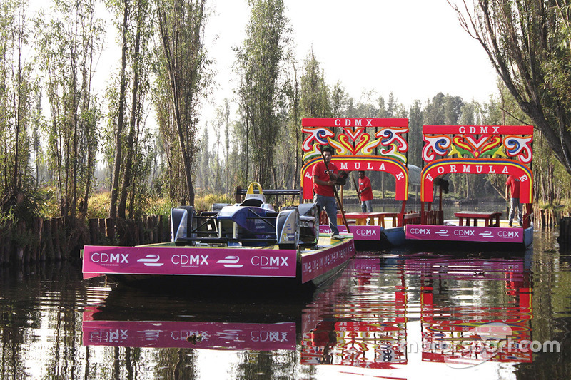 Show Car de Fórmula E a bordo de una trajinera en Xochimilco