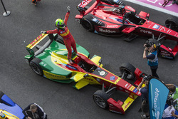 Il vincitore Lucas di Grassi, ABT Schaeffler Audi Sport, nel parco chiuso