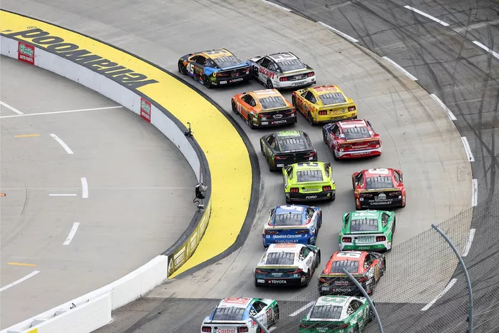 Tyler Reddick, 23XI Racing Toyota, Ryan Blaney, Team Penske Ford