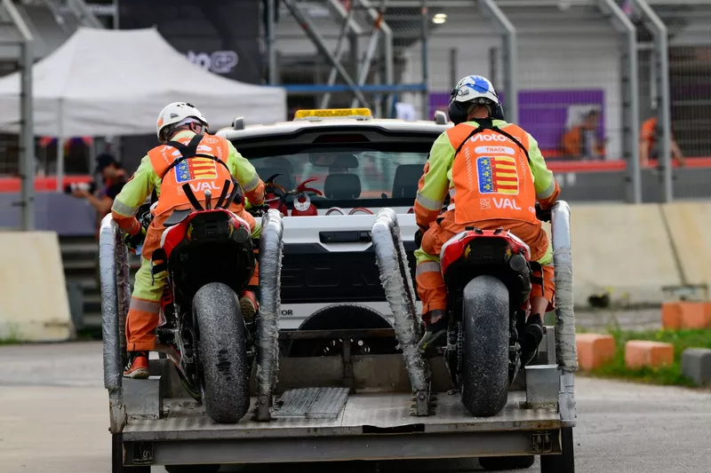 Les deux Honda Castrol du HRC sont ramenées au garage après avoir chuté pendant le Sprint.