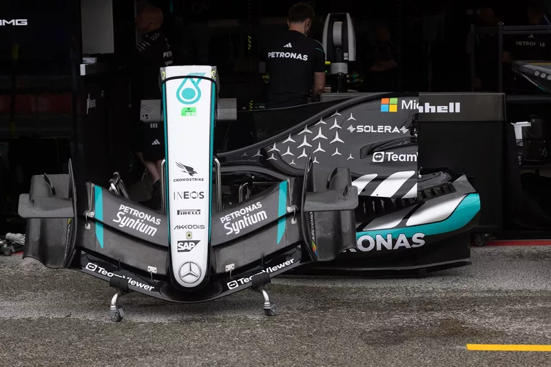 Detalle del alerón delantero de Mercedes