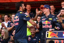 1st place Max Verstappen, Red Bull Racing celebrates with the team and Daniel Ricciardo, Red Bull Ra