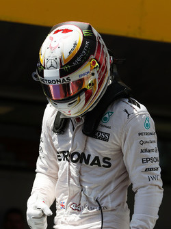 Льюїс Хемілтон, Mercedes AMG F1, святкує поул в закритому парку