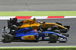 Felipe Nasr, Sauber C35 and Jolyon Palmer, Renault Sport F1 Team RS16