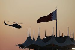 Un helicóptero sobrevuela el paddock al atardecer