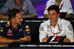 Christian Horner, jefe de equipo de carreras de Red Bull y Toto Wolff, Mercedes AMG F1 accionista y Director Ejecutivo en la Conferencia de prensa FIA