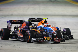 Карлос Сайнс, Scuderia Toro Rosso STR11 и Эстебан Окон, Manor Racing MRT05