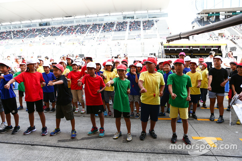 Jóvenes aficionados con el equipo Renault Sport F1