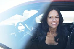 Jaguar F-Type test met Michelle Rodriguez